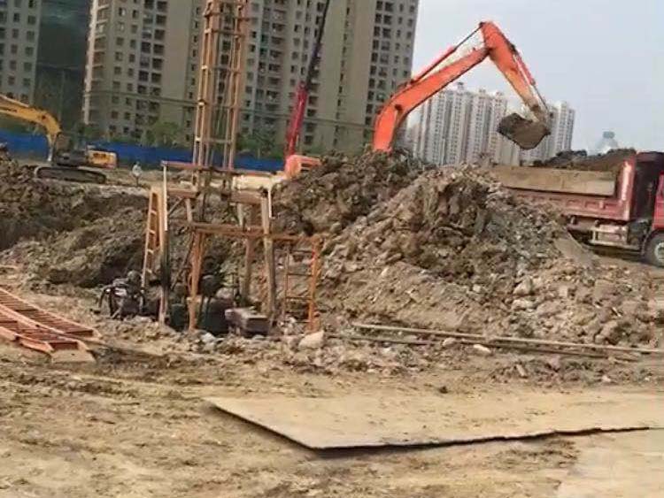 挖掘機(jī)履帶松緊如何調(diào)，這些技巧告訴你